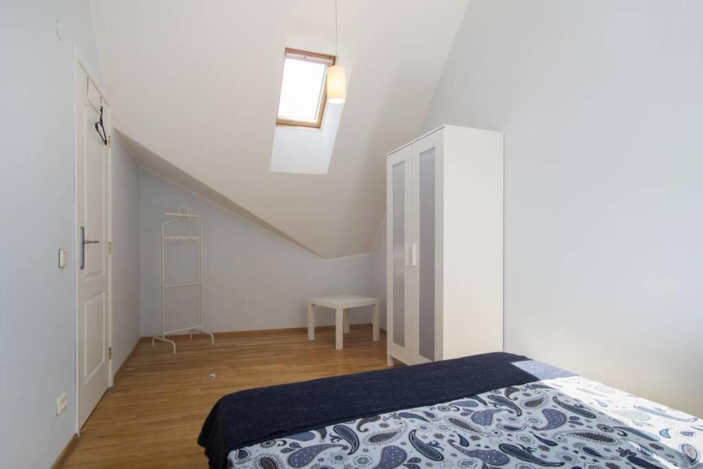 Private Sauna & 4 Bedrooms Old Town Rooftop Apartment Vilnius Bagian luar foto